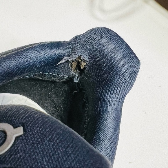 On Cloudwander Waterproof Men's Shoes - Midnight/Olive As Is with flaw - Picture 4 of 9